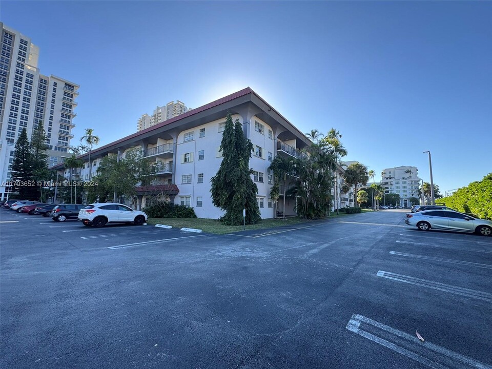 8107 SW 72nd Ave in Miami, FL - Building Photo