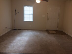 2521 Gravel Hill Rd, Unit One Bd Apt. Richmond VA in Richmond, VA - Foto de edificio - Building Photo