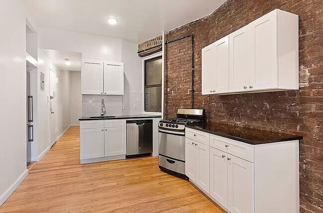 551 Hudson St-Unit -4A in New York, NY - Building Photo - Building Photo