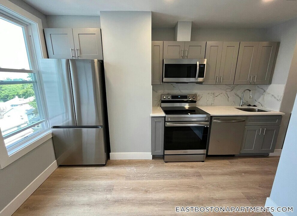 31 Faywood Ave in Boston, MA - Building Photo