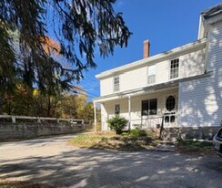 891 Mammoth Rd in Manchester, NH - Building Photo