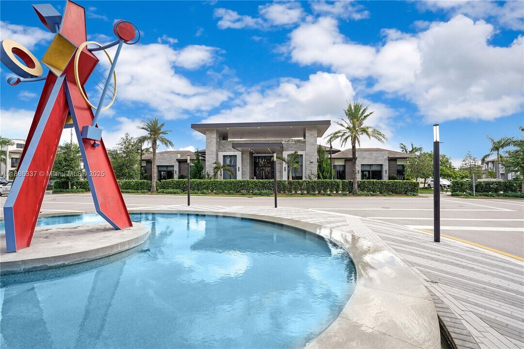 8167 NW 41st St in Doral, FL - Foto de edificio