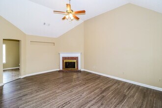 1837 Black Bear Cir W in Memphis, TN - Foto de edificio - Building Photo