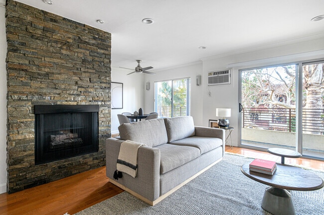 11908 Dorothy St in Los Angeles, CA - Foto de edificio - Building Photo