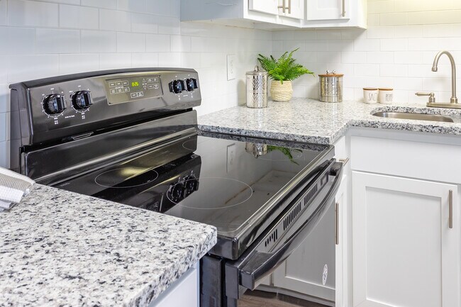 Avalon 1 in North Charleston, SC - Building Photo - Interior Photo