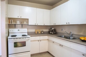 555 River Ave in Winnipeg, MB - Building Photo - Building Photo
