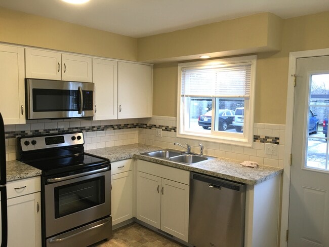 2339 Rockspring Rd in Toledo, OH - Building Photo - Building Photo