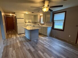 388 Newcomb Rd, Unit Apartment-B in North Kingstown, RI - Building Photo