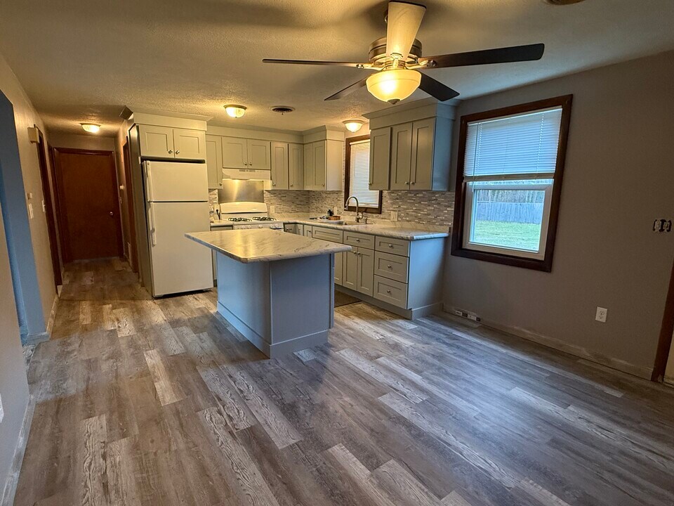 388 Newcomb Rd, Unit Apartment-B in North Kingstown, RI - Building Photo