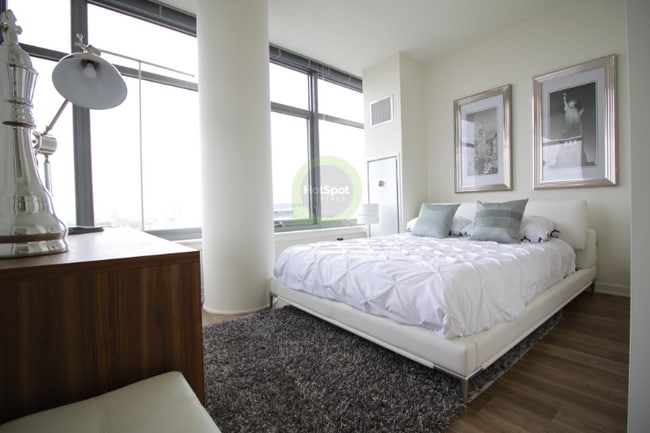 344 W Locust St in Chicago, IL - Building Photo - Building Photo