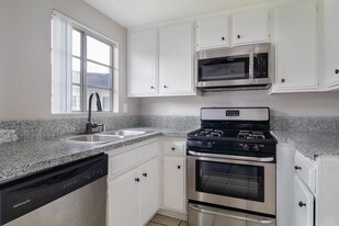 440 W 5th St in Long Beach, CA - Building Photo