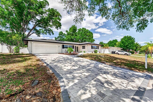 2141 Indian Ave S in Belleair Bluffs, FL - Building Photo - Building Photo