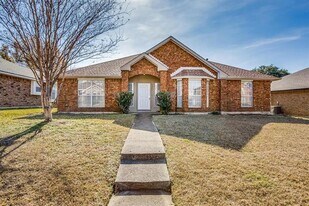 1302 Silver Maple Dr in Carrollton, TX - Building Photo