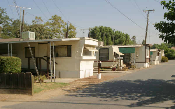 1360 Stanislaus St in Escalon, CA - Foto de edificio