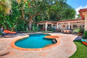 6461 SW 74th St in South Miami, FL - Foto de edificio - Building Photo