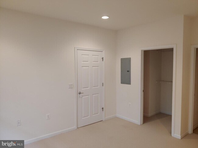 3840 Lightfoot St-Unit -142 in Chantilly, VA - Building Photo - Building Photo