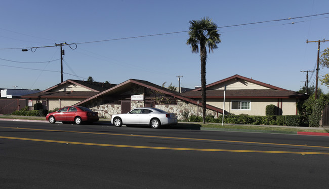 Dale Terrace in Buena Park, CA - Building Photo - Building Photo