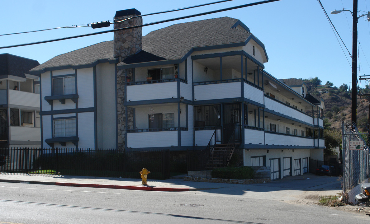 10133 Tujunga Canyon Blvd in Tujunga, CA - Foto de edificio