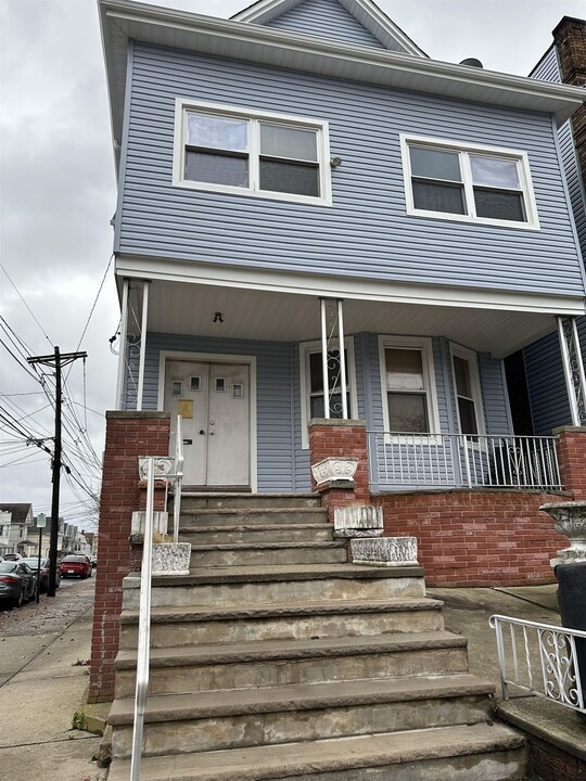 296 Avenue B in Bayonne, NJ - Building Photo