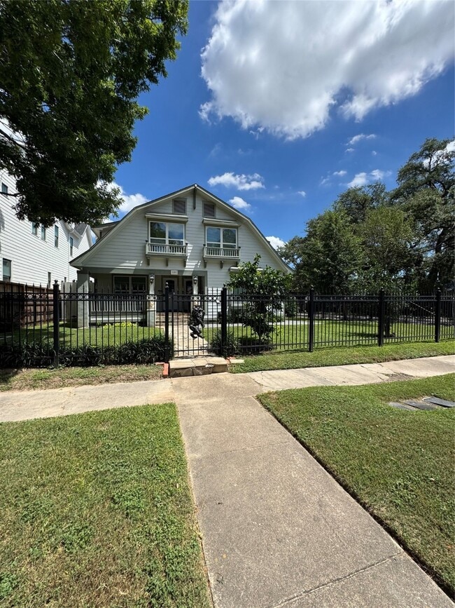 property at 1101 E 7th St