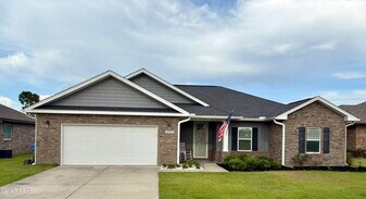 3720 Cedar Park Dr in Panama City, FL - Building Photo