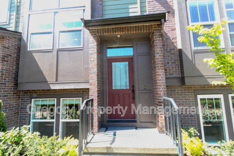 1327 Greenwich Walk NE in Issaquah, WA - Building Photo