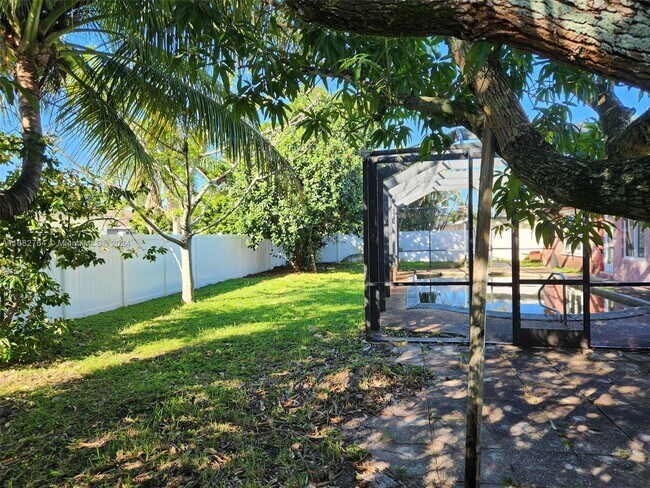 5260 SW 9th St in Plantation, FL - Foto de edificio - Building Photo