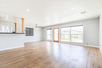 10430 Langdon Ave in Mission Hills, CA - Building Photo - Building Photo