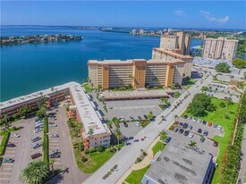 5020 Brittany Dr S in St. Petersburg, FL - Building Photo