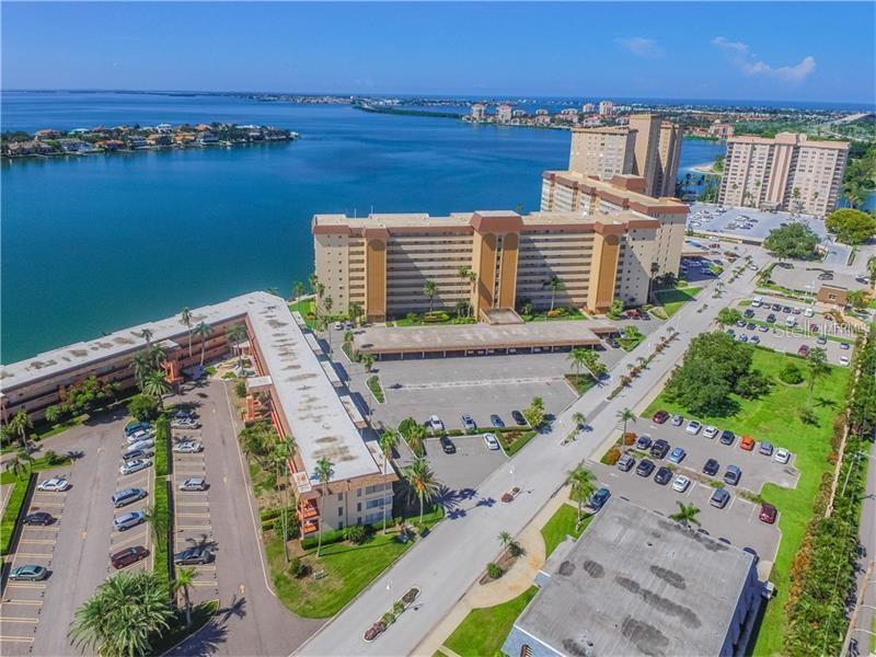 5020 Brittany Dr S in St. Petersburg, FL - Building Photo
