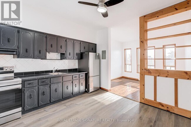 3038 Dundas St W in Toronto, ON - Building Photo - Building Photo