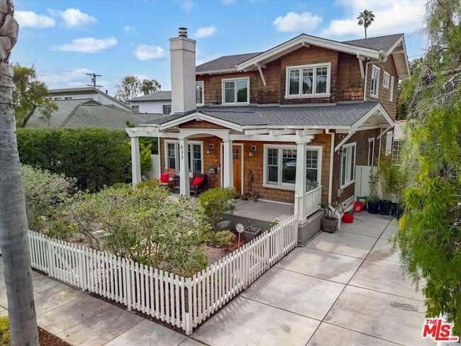 933 Venezia Ave in Los Angeles, CA - Building Photo - Building Photo