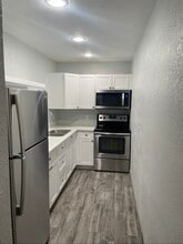 2825 N Los Felices Rd in Palm Springs, CA - Foto de edificio - Building Photo