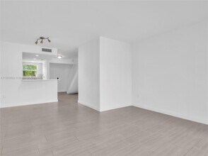 9373 Fontainebleau Blvd in Miami, FL - Building Photo - Building Photo