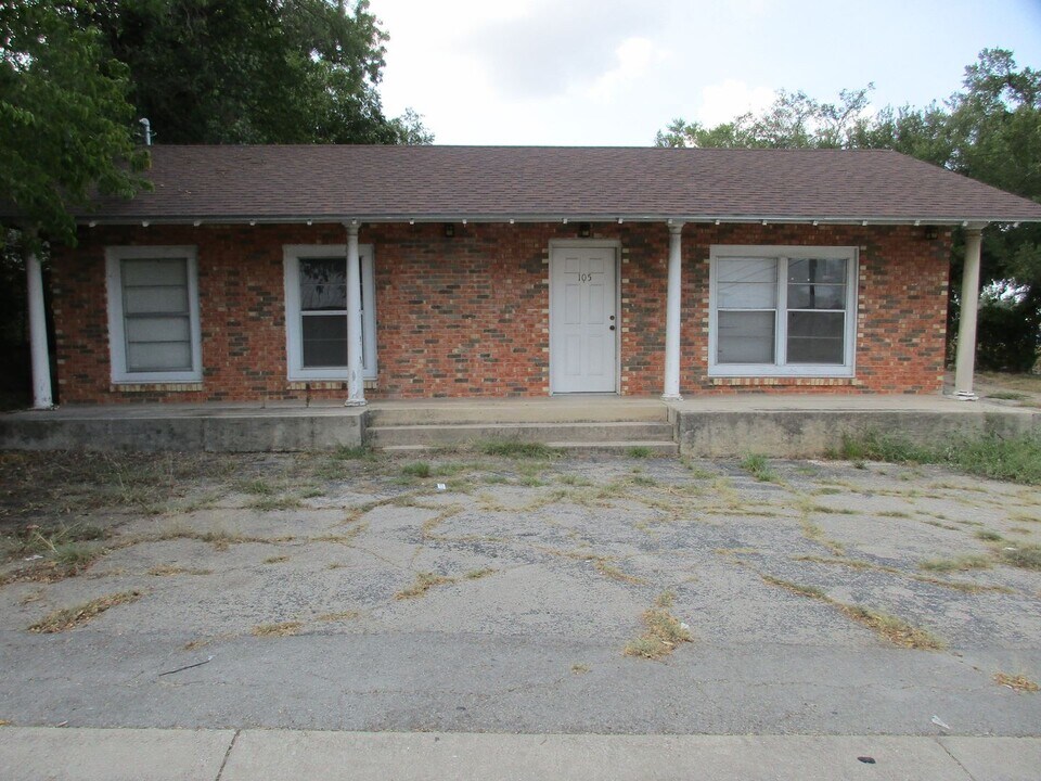 105 W Ave A in Lampasas, TX - Building Photo