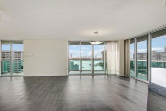 1500 Bay Rd, Unit M-1620 in Miami Beach, FL - Building Photo - Building Photo