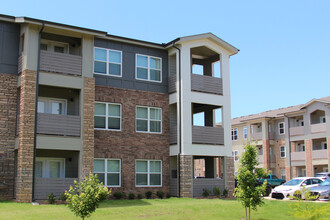 Vantage Center North in Fayetteville, AR - Foto de edificio - Building Photo