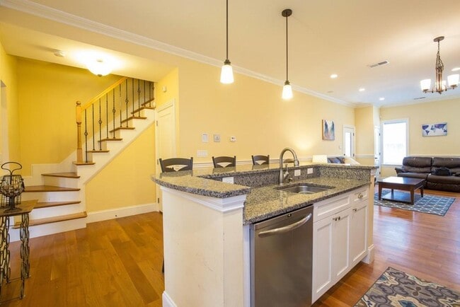 8 Gates St, Unit 1 in Boston, MA - Foto de edificio - Building Photo