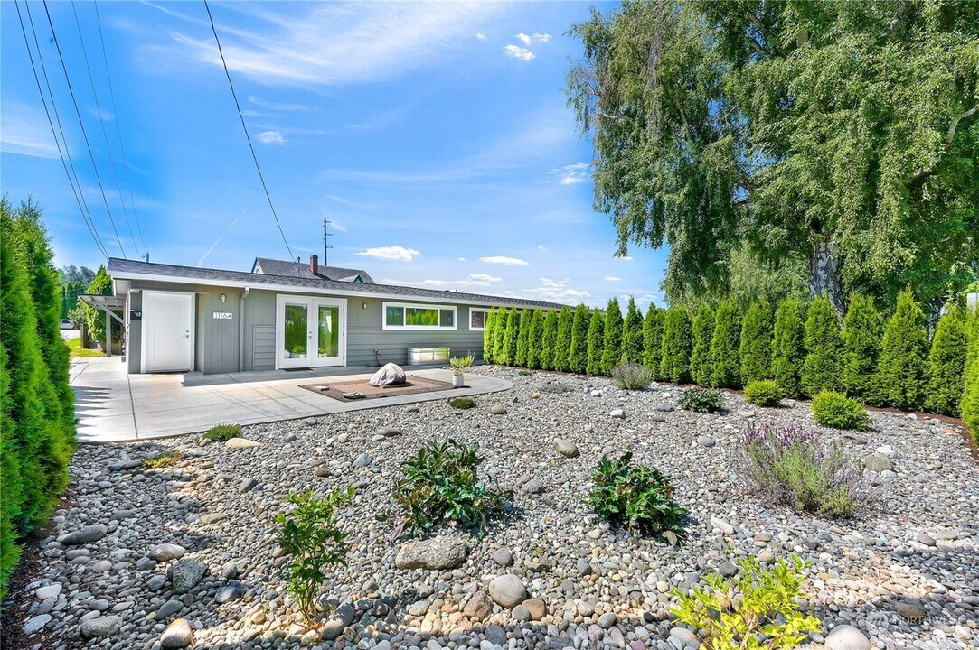 1116 McLean Rd, Unit B in Mount Vernon, WA - Building Photo