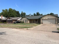 8019 NW 32nd St in Bethany, OK - Foto de edificio - Building Photo