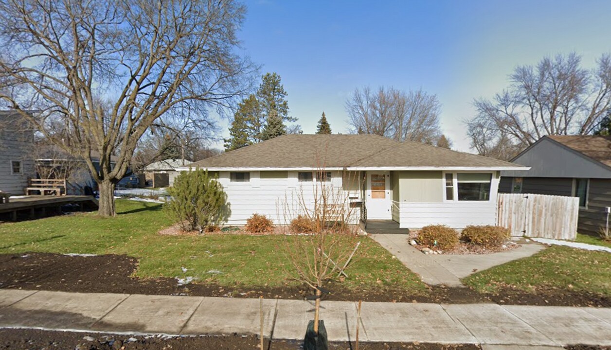 211 10th Ave NE in Watertown, SD - Building Photo