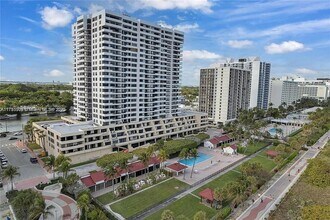 2555 Collins Ave in Miami, FL - Building Photo - Building Photo