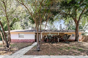 130 NE Madison Cir N in St. Petersburg, FL - Building Photo
