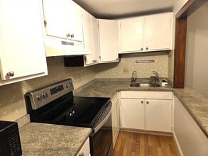 586 Boston Post Rd E in Marlborough, MA - Building Photo - Building Photo