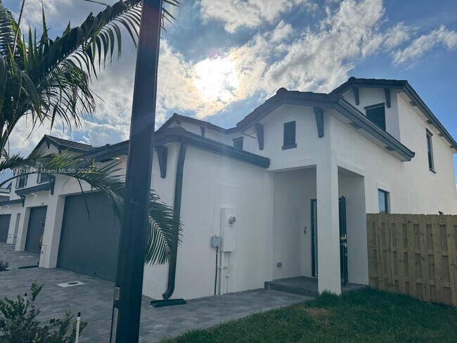 4957 Peacock Wy in Dania Beach, FL - Building Photo - Building Photo