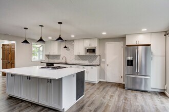 1231 SW Ingleside Ct in Oak Harbor, WA - Building Photo - Building Photo