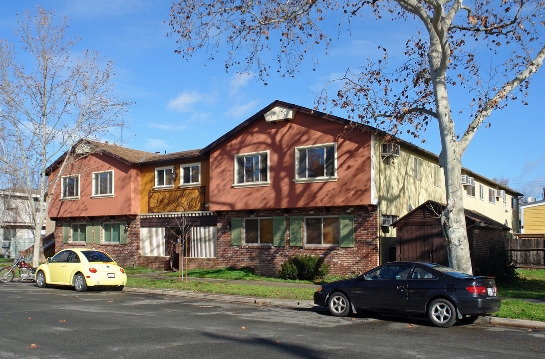 Las Fuentes Apartments in Sacramento, CA - Building Photo