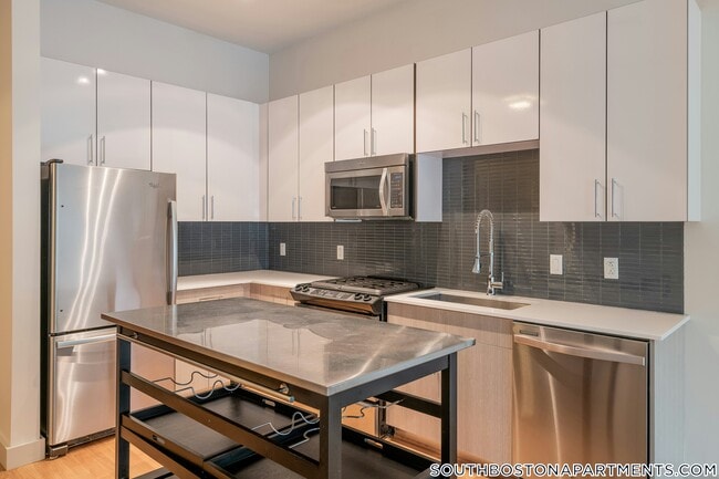 320 D St, Unit 119 in Boston, MA - Foto de edificio - Building Photo