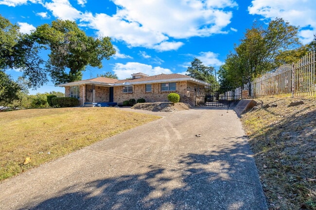 5108 Mystic Trail in Dallas, TX - Foto de edificio - Building Photo