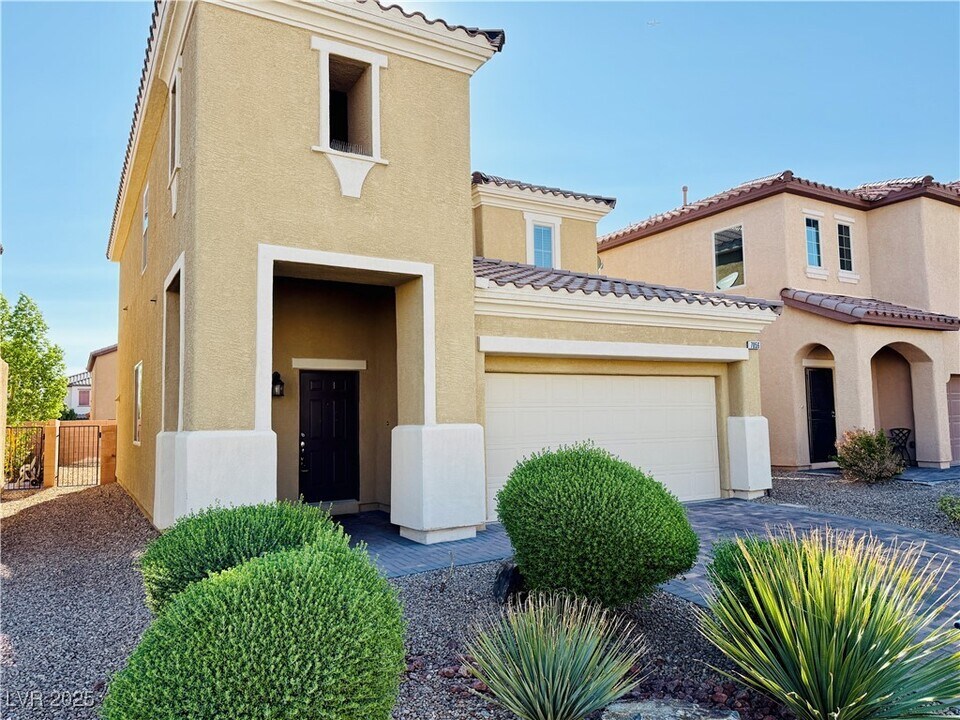 7056 Ipe Wood Rd in Las Vegas, NV - Building Photo